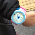 auの「mamorino watch」。小学1年生がつけるとこのぐらいの大きさに。