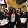 優秀賞を受賞した麻布高校の中本さん（左端）と西條さん（右端）　(c) グローバル・クラスルーム日本委員会