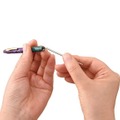 シャープペンの芯は細い軸の中に収納されています。