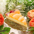 「桃とグレープフルーツのタルト」（ピース／631円、ホール／6,048円）