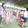 6月29日 タイバンコク郊外(サムットプラーカーン県)にある小学校にて、交通安全教育を実施し、ヘルメット615個を寄贈