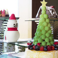 “お菓子の家”にサンタが侵入、巨大スノーマンも。パレスホテルのクリスマスケーキは今年もサプライズたっぷり！