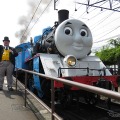 「きかんしゃトーマス」のキャラクター「トップハム・ハット局長」（左）と「トーマス」（右）。大井川鐵道での「トーマス」運行は2017年も行われることが決まった。