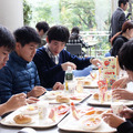 早稲田大学「腸温活プロジェクト」　50円朝食を頬張る学生ら