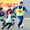 ABC-MARTアンバサダーの長友佑都、サッカークリニックで小学生とミニゲーム（2016年12月26日）