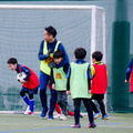 ABC-MARTアンバサダーの長友佑都、サッカークリニックで小学生とミニゲーム（2016年12月26日）