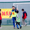 ABC-MARTアンバサダーの長友佑都、サッカークリニックで小学生とミニゲーム（2016年12月26日）