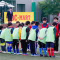 ABC-MARTアンバサダーの長友佑都、サッカークリニックで小学生とミニゲーム（2016年12月26日）