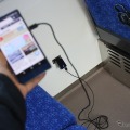 クロスシート時には車体壁面の下部のコンセントが利用可能。実際にスマホを充電してみた。