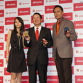 左から堀北真希さん、NTTドコモの山田隆持社長、渡辺謙さん
