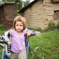 タイヤのない古い自転車で遊ぶ4歳の女の子 （ルーマニア）2016年8月撮影　(c) UNICEF_UN040565_Cybermedia