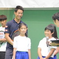 7月19日、錦織圭選手が「LIXIL 錦織チャレンジ」～ユニバーサルテニス体験～と題したイベントにサプライズ参加し、日本女子車いすテニス界の次世代を担う選手の1人、船水梓緒里（しおり）選手や、小学生24名らとボールを打ち合った。