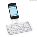 ソフトバンクBB、iPhone/iPad対応の超小型Bluetoothキーボード 使用イメージ（iPhoneは別売）