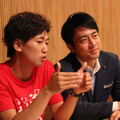 ライフイズテック代表取締役CEOの水野雄介氏（左）が視察に訪れた衆議院議員・小泉進次郎氏（右）にサマーキャンプをガイドした