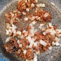 ケチャップライスの作り方1・玉ねぎと手作りコンビーフを炒めます