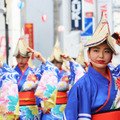 伝統的な朱色の鳴子を使う「四国銀行」