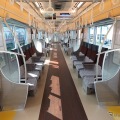 車内はロング・クロス転換シートが設けられている。写真はロングシート時。