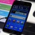 「GALAXY S II LTE SC-03D」。約4.5インチディスプレイと1.5GHzデュアルコアCPUを搭載したXi対応スマートフォンだ。