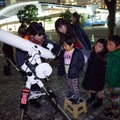 天体望遠鏡を使った星空観察（イメージ）