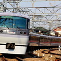 「レッドアロー」がユニークな英語レッスン列車となる「電車で英GO!」ツアー。レッスンは7号車で行なわれる。川越市内の自由行動中には、川越に関する英語クイズも用意される。