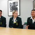 スポッツウッド・カレッジで留学生サポートと行っているKurtisさん（左）、Cascadeさん（中）、Hikaruさん（右）。3人ともニュージーランドの生徒だ