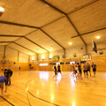 ニュープリマス・ボーイズ・ハイスクールのようす。写真は体育館。男子生徒がバスケットボールを楽しんでいた