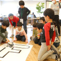 小学3年生から受講（目安）できる「ロボットプログラミングコース」の発表に1年生は興味津々