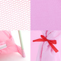 「夢かわピンク」生地仕様イメージ　カーテンを束ねるタッセルには赤いリボンを使用