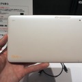 持ち運びやすい約8.0インチの「Qua tab QZ8」。鮮やかなカラバリで展開する