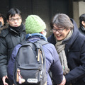 受験生を塾関係者が迎える。写真は早稲田アカデミー。「行ってらっしゃい！」と元気よく送り出していた