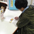 実際に鉄琴を演奏する学生のようす　学術情報課コメント「学生（利用者）はスタッフが目の前にいてもついつい演奏してしまう程に楽しんでくれていると感じます。」　画像提供：福岡教育大学学術情報課