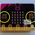 micro:bitの表面にはAとBの2つのボタンがあり、中央に5×5（計25個）のLEDが並んでいる。下部の金属部分は、電源をつないだり、各種信号をやり取りできるコネクターになっている