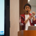 デモンストレーションステージ「子どもたちの学び方改革・マイクラとmicro:bitでプログラミング教育」に登壇した日本マイクロソフトの春日井良隆氏