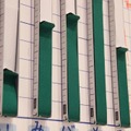 内田洋行「棒グラフシート」に貼り付けられた「可変棒グラフ」。マグネット式で取外しやすく、側面にはめもりを施した。布をつまみ上下させれば、簡単にグラフを調整できる