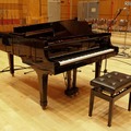 NHKホールに持ち込まれるピアノ。いまも数多くの傷跡が残っているという