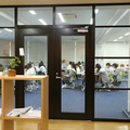 千代田高等学院 ARC／カフェからはガラス越しにアクティブ・ラーニングスペースが見える