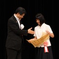 石井大臣から「おめでとう」という言葉とともに握手を求められた、最優秀賞受賞の井崎英里さん