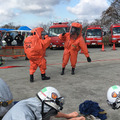 工場での災害を想定した「特殊災害中隊連携訓練」の様子。工場から被災者を救助する訓練。