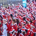 サンタ姿で歩くチャリティーイベント「東京グレートサンタラン」開催