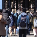 2019年度大学入試センター試験　一橋大学西キャンパス校門をくぐる受験生