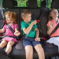 後部座席に子ども3人が乗車可能