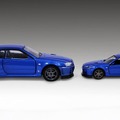 トミカプレミアムRS 日産スカイライン GT-R VスペックII ニュル（ベイサイドブルー）（左）と、通常のトミカプレミアム11 日産スカイライン GT-R VスペックII ニュル（右）との比較