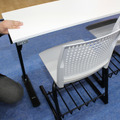 長机と椅子のセット。リュックを使う学生が多いことから付けられた荷物置き場がある。