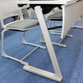 長机と椅子のセット。机の脚がL字型で、足が入れやすい工夫が施されている。