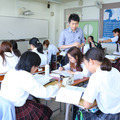 数学の授業（IBコース）。生徒たちはグループごとに分かれている