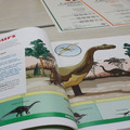 ケンブリッジ英検のテキストでは恐竜など、さまざまな分野を英語で学べる