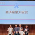 U-22プログラミング・コンテスト2019　経済産業大臣賞受賞者と筧審査委員長