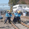 線路の復旧については工務部が担当。線路の歪みは複数人が力を合わせて、テコで動かすといった作業もある。