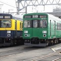 11月25日から運行を開始した「緑の電車」（右）。左は1000系1017編成を使用した「きになる電車」。どちらも東急車の象徴である「T.K.K」のロゴが入っている。