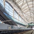高輪ゲートウェイ駅のホーム階（2019年11月時点）。吹抜けや大きなガラス面を設け「駅と街が一体的に感じられる空間」を実現するという。